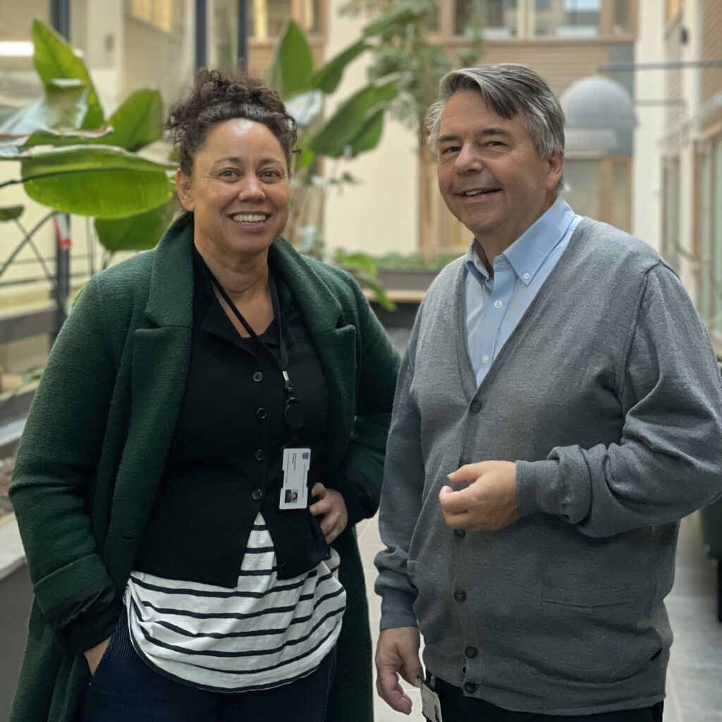 Innkjøpssjef Robert Grande og Anna Kristina Knudsen fra Flyktninghjelpen er godt fornøyd med å få inkludering og sosial bæreraft inn som kriterium inn i anskaffelse.