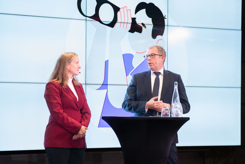 Mari Sundli Tveit fra Forskningsrådet og Håkon Haugli fra Innovasjon Norge i samtale om veien videre for innovative anskaffelser.