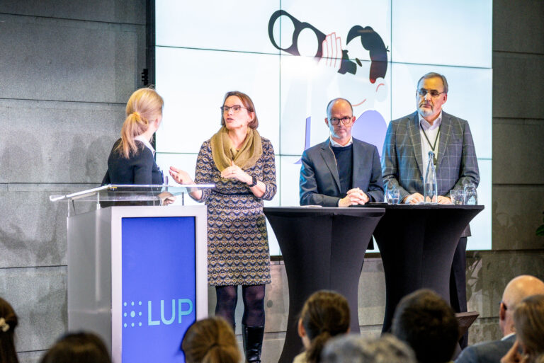 Konferansen åpnet med et historisk tilbakeblikk sammen med Per Harbø, initiativtakeren til LUP, Kristin Weidemann Wieland fra KS og Ole Erik Almlid i NHO. Samtalen ble ledet av Ingebjørg Harto, daglig leder i LUP.