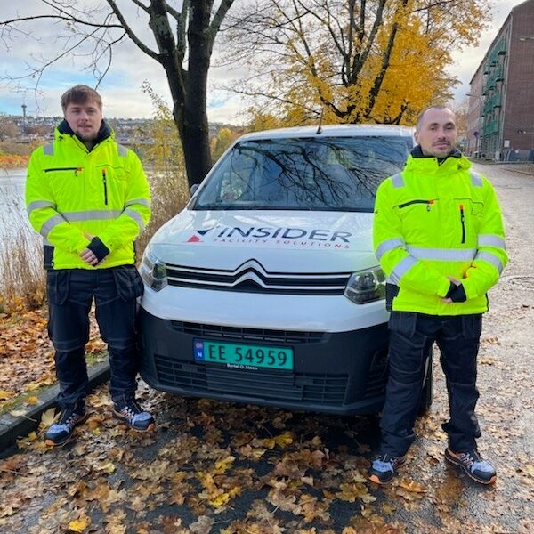 Trondheim sosial bærekraft i offentlig anskaffelse to nyansatte menn foran bil